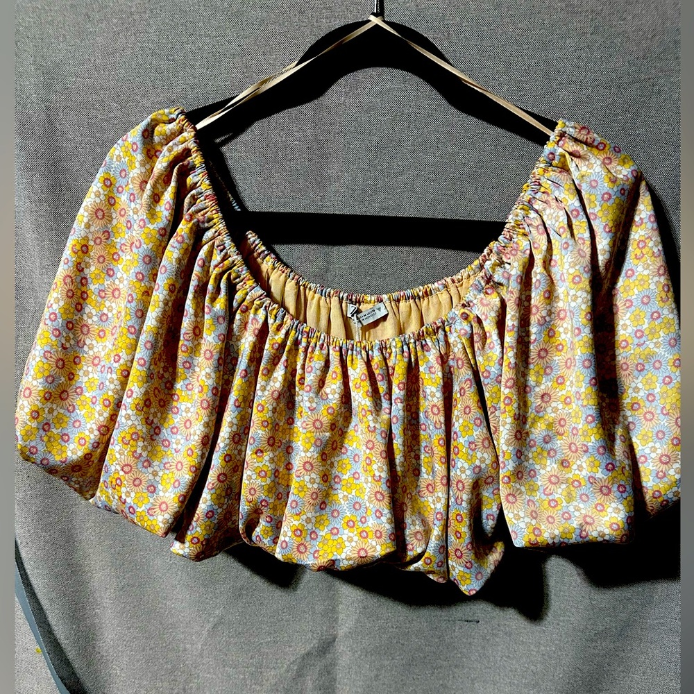 Zara floral printed cropped top with puffy sleeves. Medium